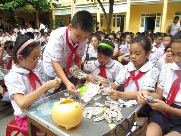 Trường Tiểu học Thành Công (Hà Nội):  “Nuôi lợn nhựa” ủng hộ hoạt động CTĐ